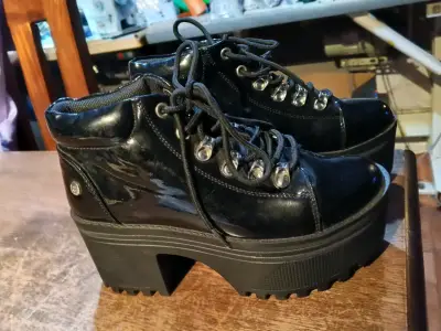 Botines de plataforma negros estilo gótico - miniatura 2