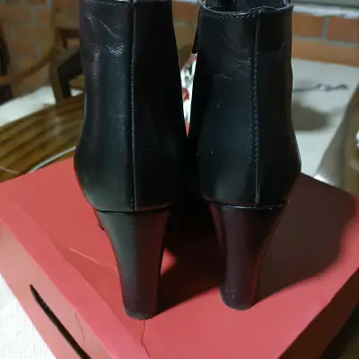 Botines de cuero negro con tacón alto - miniatura 1