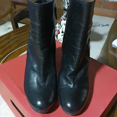 Botines de cuero negro con tacón alto - miniatura 2