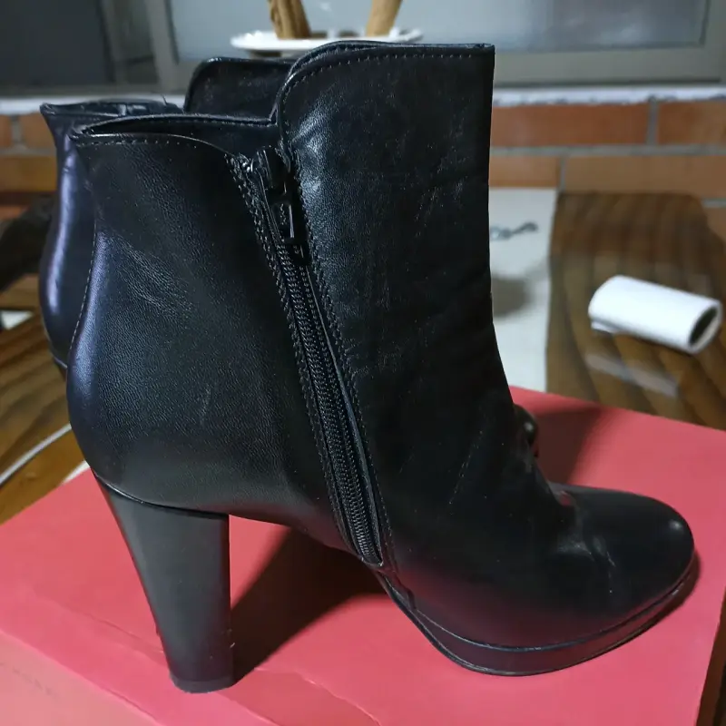 Botines de cuero negro con tacón alto - 3