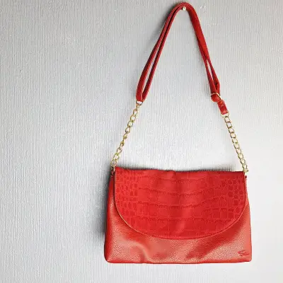 Cartera SEI roja de cuero con cadena dorada - miniatura 1