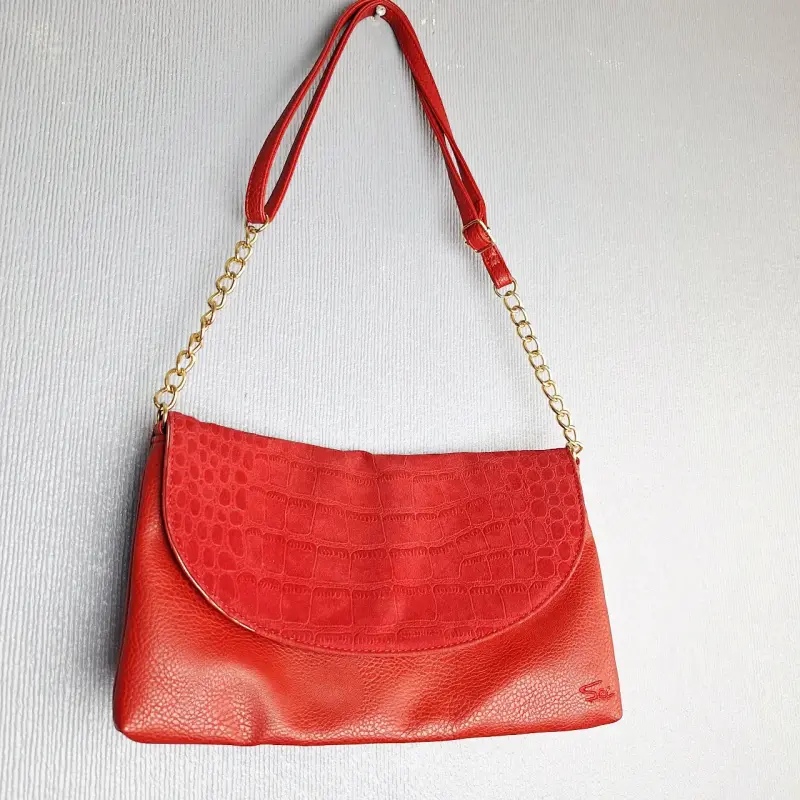 Cartera SEI roja de cuero con cadena dorada - 3