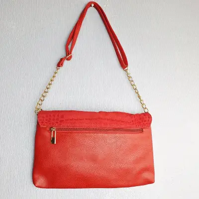 Cartera SEI roja de cuero con cadena dorada - miniatura 5