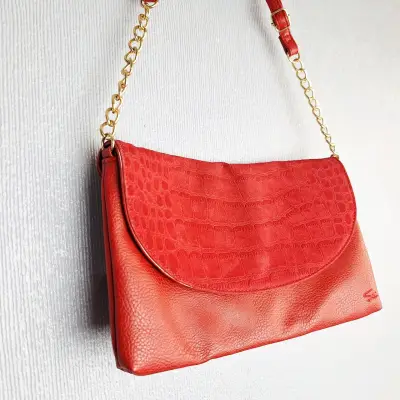Cartera SEI roja de cuero con cadena dorada - miniatura 6