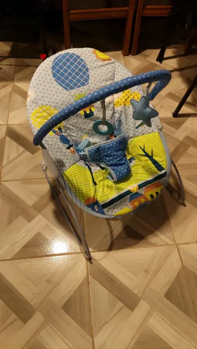 Silla mecedora y bibradora para bebé - miniatura 1
