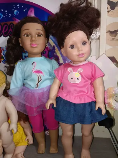 Muñeca de trapo con vestido amarillo - miniatura 2