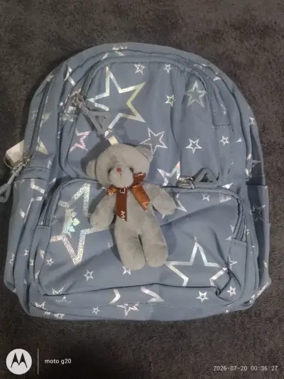 Mochila infantil con estampado de estrellas y llavero de oso - miniatura 2