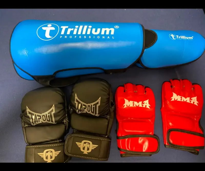 Set de Guantes de Boxeo y Artes Marciales Trillium y Tapout