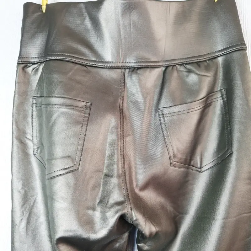 Pantalones de cuero sintético negro con botones - 3