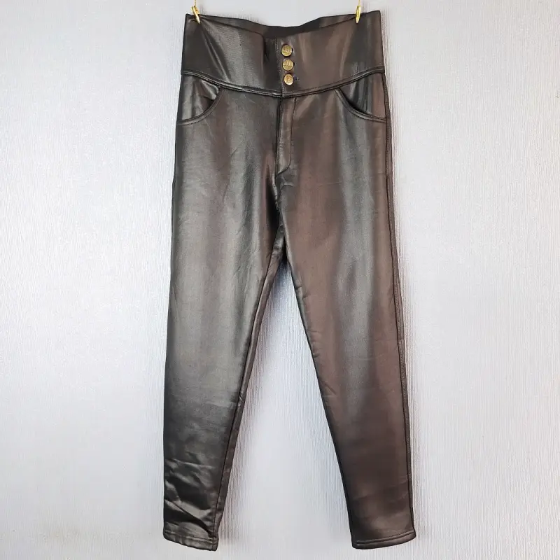 Pantalones de cuero sintético negro con botones - 4