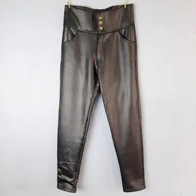 Pantalones de cuero sintético negro con botones - miniatura 5