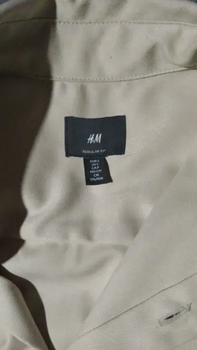 Sobre camisa beige de hombre H&M regular fit - miniatura 2
