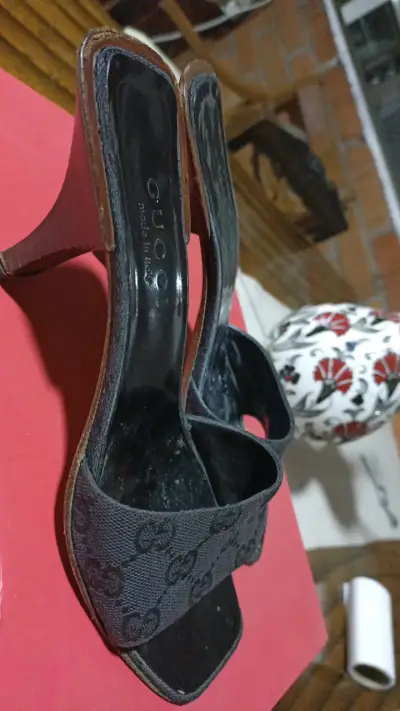 Sandalias Gucci negras de mujer - miniatura 3