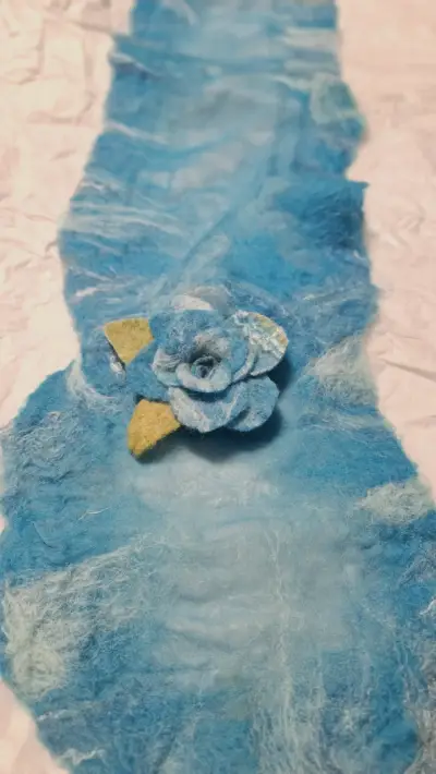 Bufanda de fieltro azul con flor decorativa - miniatura 2
