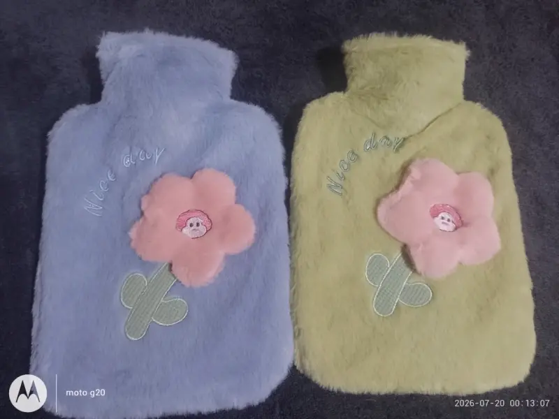 Guatero de agua caliente peludas con diseño floral