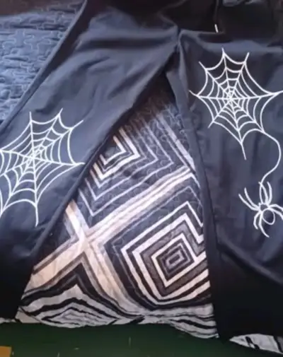 Pantalones negros con diseño de telaraña y araña - miniatura 2