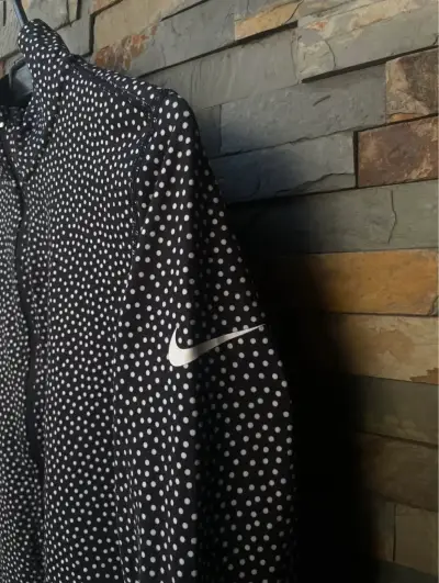 Polera Nike Pro Dri-FIT de lunares para mujer - miniatura 2