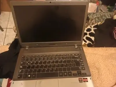 Laptop Samsung con Procesador AMD Vision - miniatura 1