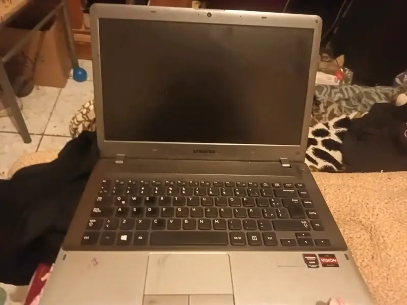 Laptop Samsung con Procesador AMD Vision - 2