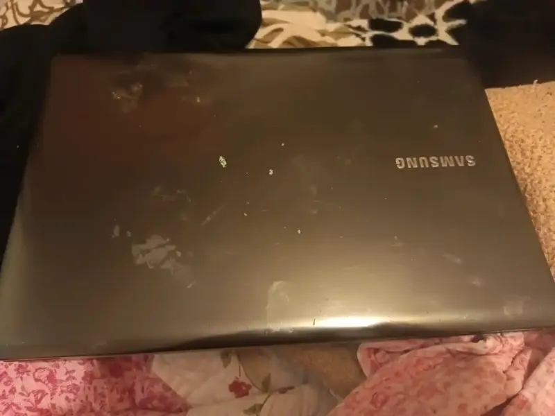 Laptop Samsung con Procesador AMD Vision - 3