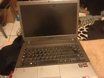 Laptop Samsung con Procesador AMD Vision - miniatura 4