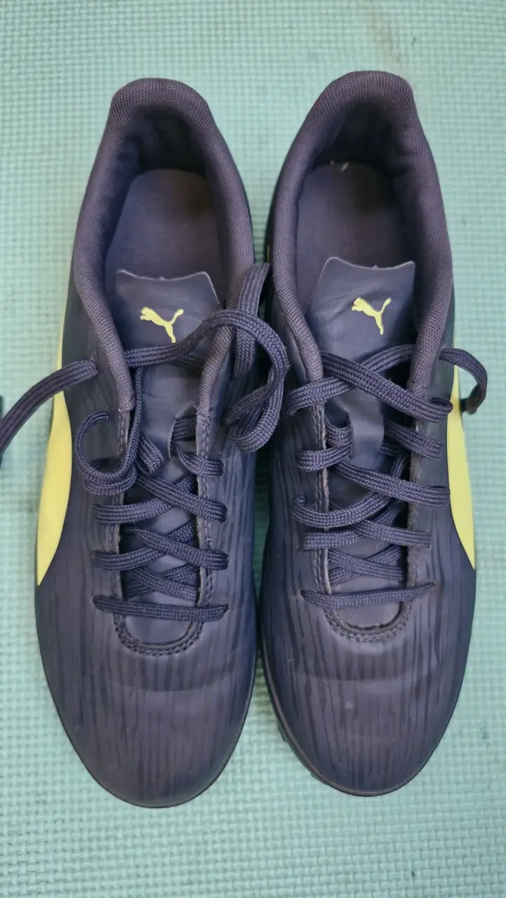 Zapatillas deportivas Puma negras con detalles amarillos