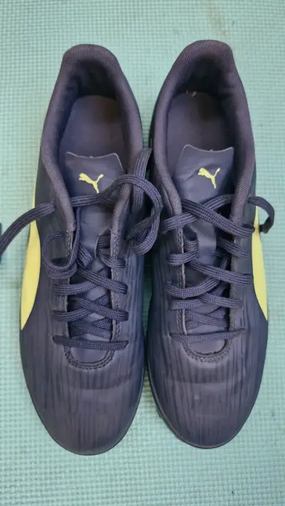 Zapatillas deportivas Puma negras con detalles amarillos - miniatura 1