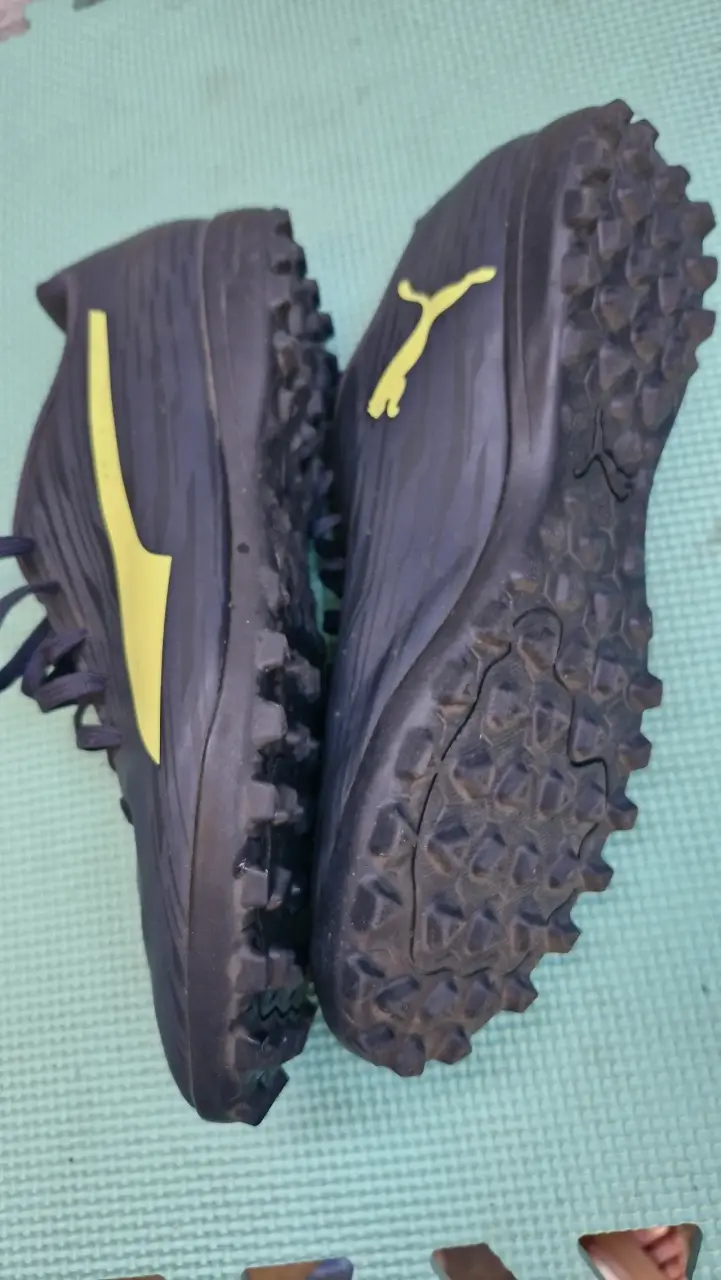 Zapatillas deportivas Puma negras con detalles amarillos - 2