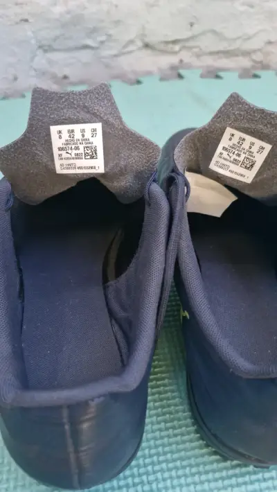 Zapatillas deportivas Puma negras con detalles amarillos - miniatura 3