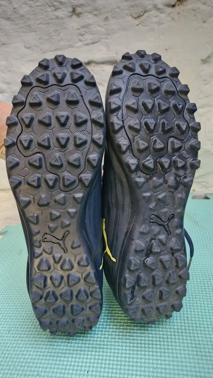 Zapatillas deportivas Puma negras con detalles amarillos - 4