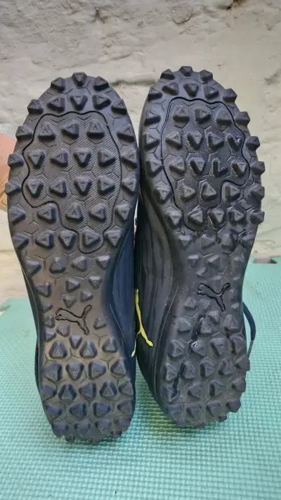 Zapatillas deportivas Puma negras con detalles amarillos - miniatura 4