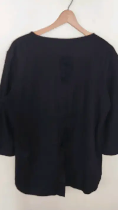 Blusa negra de manga larga elegante - miniatura 1