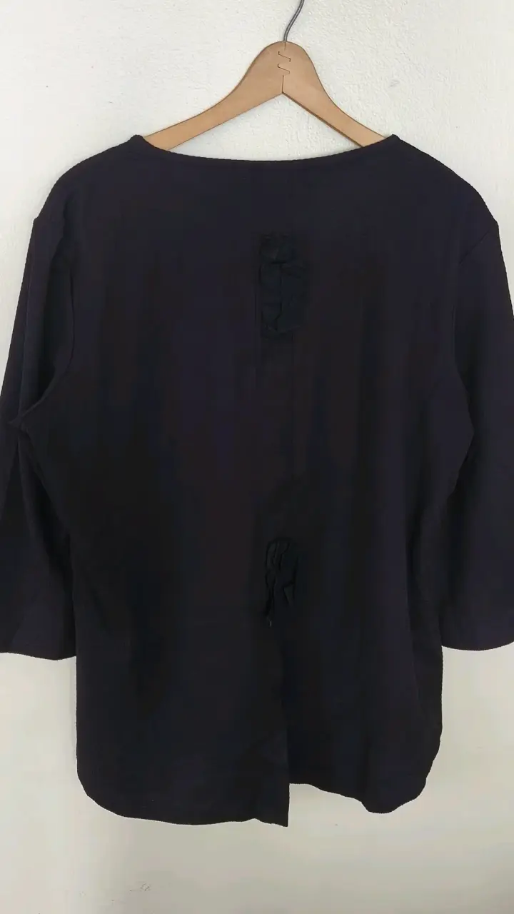 Blusa negra de manga larga elegante - 2