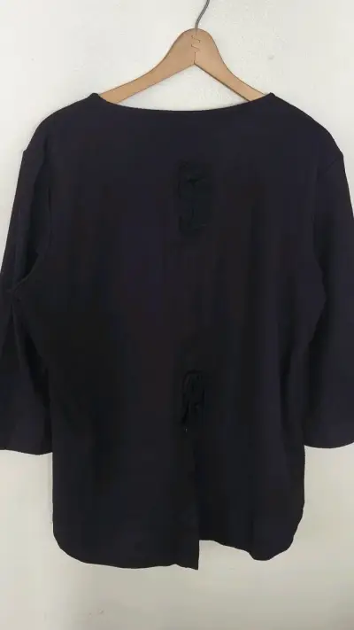 Blusa negra de manga larga elegante - miniatura 2
