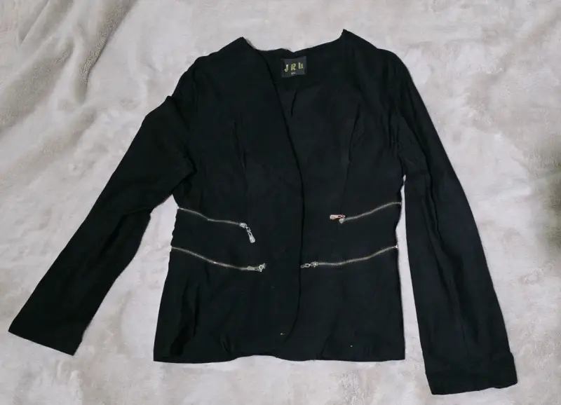 Chaqueta negra con cierres decorativos
