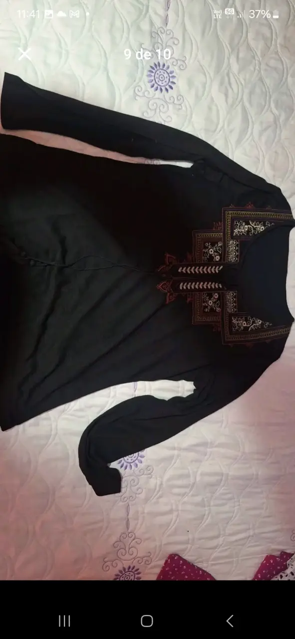 Blusa negra con bordado étnico - 1