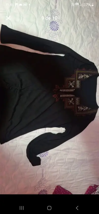 Blusa negra con bordado étnico - miniatura 1