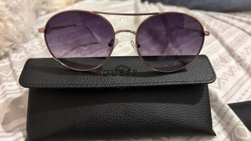 Gafas de Sol Guess con Estuche Negro - 2