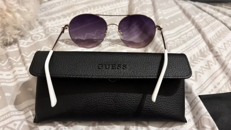 Gafas de Sol Guess con Estuche Negro - 3