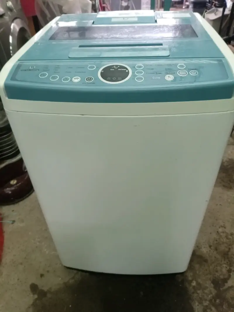 Lavadora automática de carga superior en buen estado - 1
