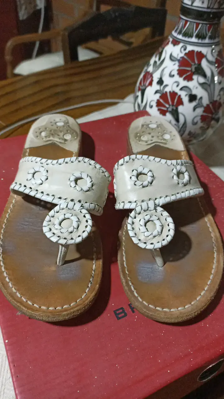 Sandalias de cuero beige con diseño floral