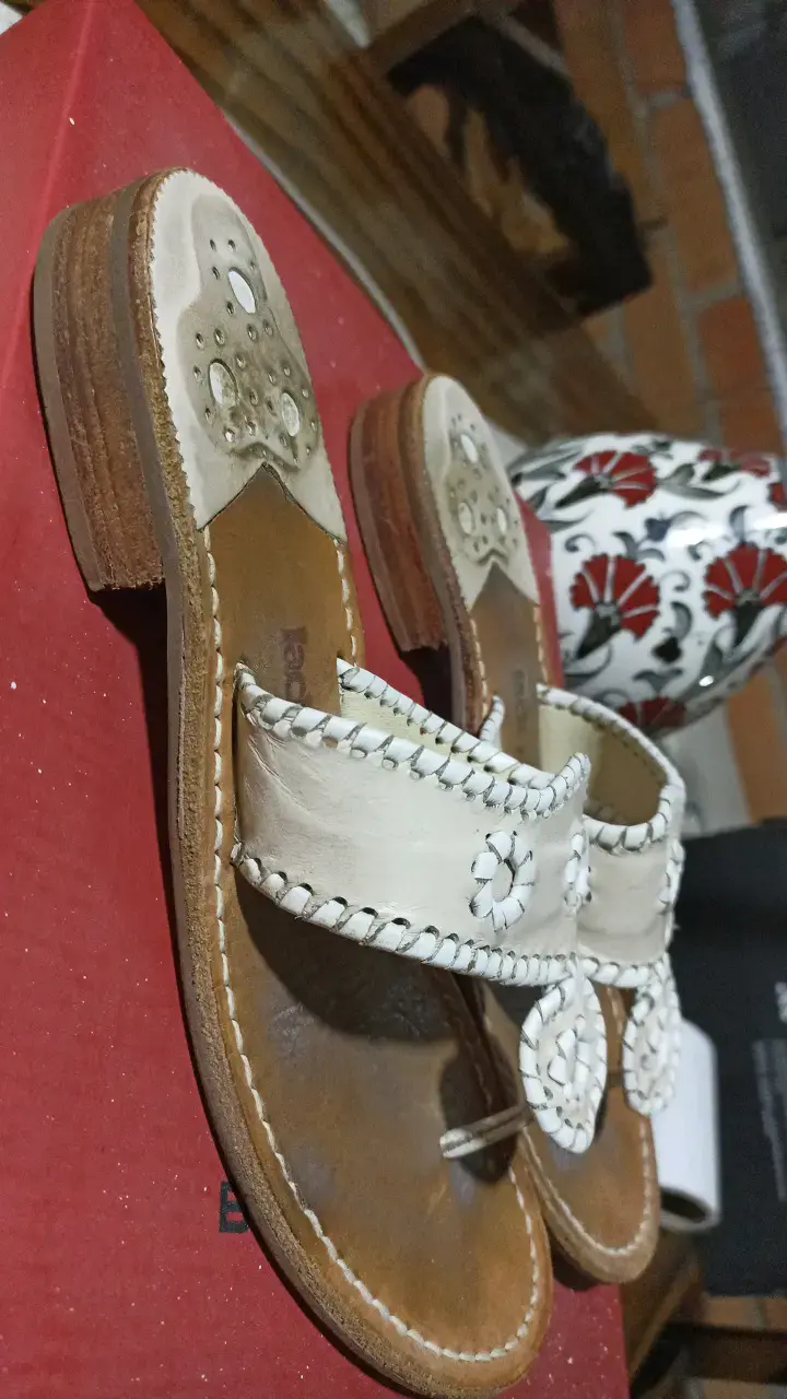 Sandalias de cuero beige con diseño floral - 2
