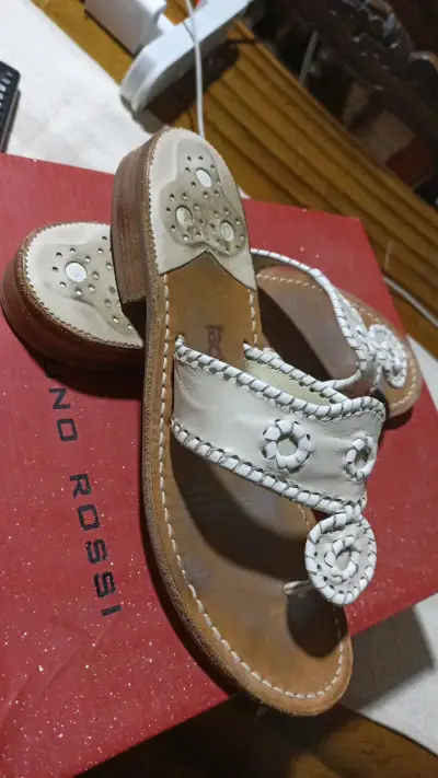 Sandalias de cuero beige con diseño floral - miniatura 3