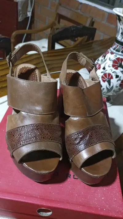 Sandalias de cuero marrón con plataforma - miniatura 1