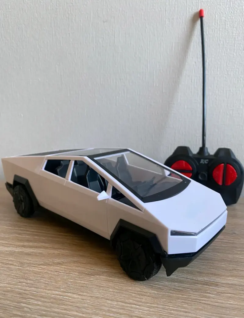 Auto a Control Remoto Estilo Cybertruck Blanco - 1