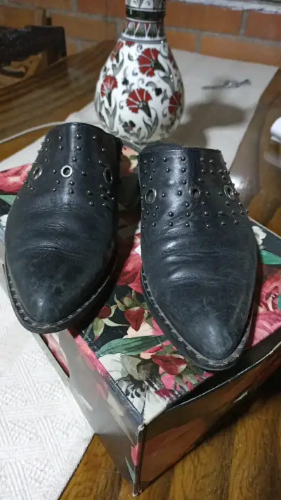 Zapatos de cuero negro con tachas - miniatura 1