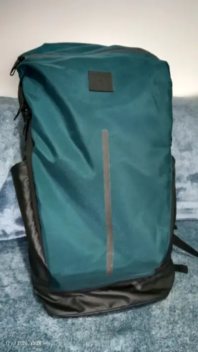 Mochila verde y negra con diseño moderno - miniatura 1