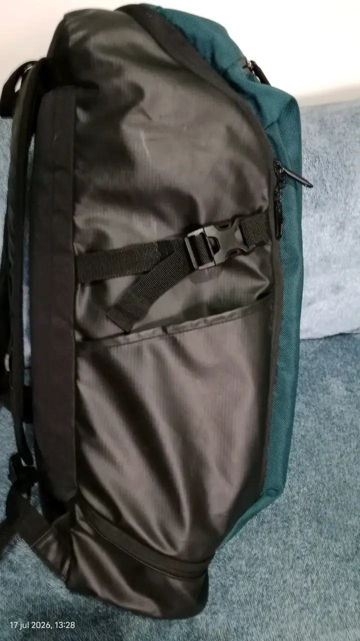 Mochila verde y negra con diseño moderno - 2