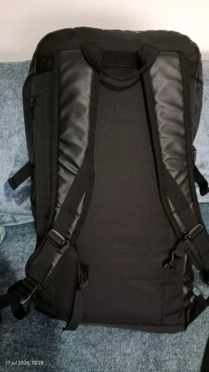 Mochila verde y negra con diseño moderno - 3