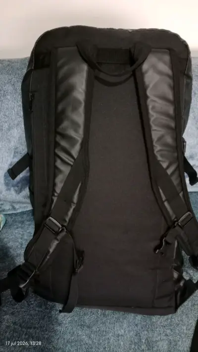 Mochila verde y negra con diseño moderno - miniatura 3